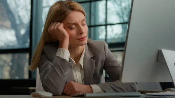 疲れ睡眠怠惰昼寝ビジネス女性退屈オフィスで仕事とコンピュータ過労疲れ病気女性労働者いくつかの残りの部分で職場睡眠疲労書き込みマネージャでテーブル — ストック写真