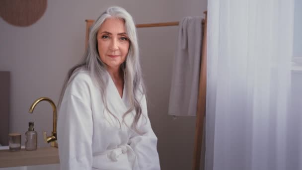 Yaşlarda Yaşlı Beyaz Yaşlı Olgun Yaşlı Bir Kadın Uzun Gri — Stok video