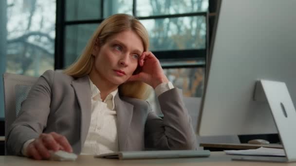 疲れた怠惰な大人の中年女性マネージャー女性従業員はオフィスでコンピュータでオンラインで仕事プロジェクトに退屈白人成熟した病気のビジネス女性は眠りにエネルギーを必要とします過労疲労を感じます — ストック動画