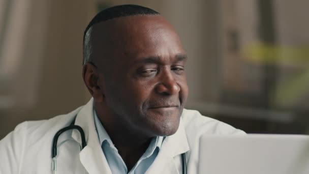美籍非洲裔老年男子 成熟医生 专科医生 心脏病专家 皮肤科医生 男性专家 — 图库视频影像