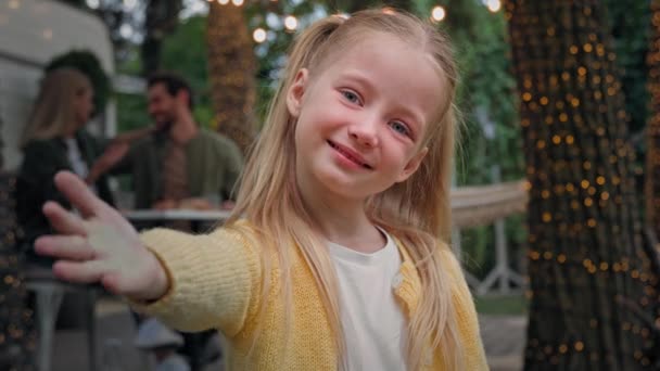 Portrait Mignon Petit Enfant Plein Air Camping Petite Fille Bébé — Video