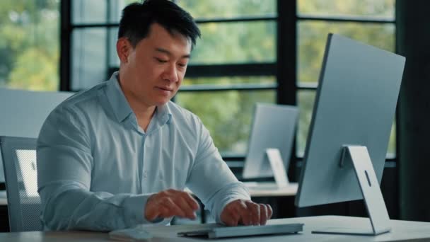 楽しいビジネスマンアジア成熟した中国の日本人男性のオフィスマネージャーの仕事コンピュータ上で親指を作るジェスチャー良い罰金スーパーシンボルは 企業のキャリアに満足した高プロのサービスをお勧めします — ストック動画