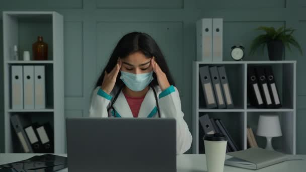 Άρρωστη Ανθυγιεινή Άρρωστος Γιατρός Γυναίκα Ιατρική Μάσκα Υποφέρουν Από Πονοκέφαλο — Αρχείο Βίντεο