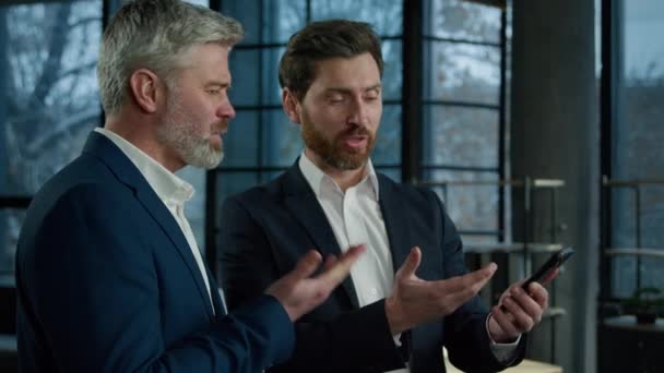 Two Businessmen Office Discussing Business Idea Presentation Using Phone Man — Vídeos de Stock
