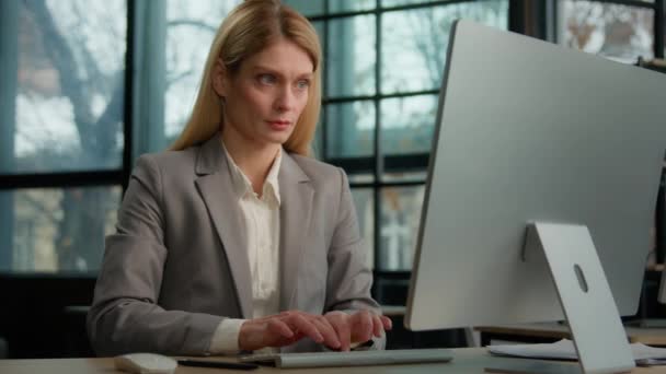 白人中高年成人女性ビジネス女性30代女性ビジネス女性起業家コンピュータを扱う会社のオフィスでの労働者の雇用者頭痛の痛み不快感痛み片頭痛 — ストック動画