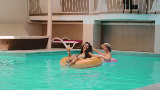 Laughing Multiracial Girls Women Swimming Summer Pool Enjoying Carefree Weekend — Video Stock