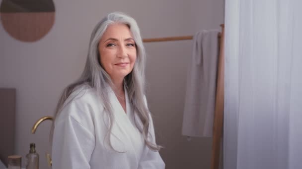 Feliz Anciana Madura Señora Caucásica Anciana Mujer Albornoz Cuarto Baño — Vídeo de stock
