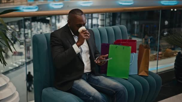 Африканский Мужчина Среднего Возраста Покупатель Клиент Торговом Центре Сидит Диване — стоковое видео