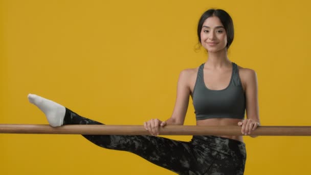 Etnico Indiano Sorridente Felice Giovane Donna Flessibile Godere Stretching Studio — Video Stock