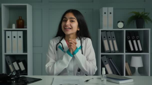 幸せな若い女性医師医療カメラを見て使用して仮想ビデオ接続コンサルティング患者オンライン共有ニュース健康テストの結果を祝福サポート拍手手のオービジョンジェスチャーを与える — ストック動画