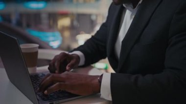 Afro-Amerikalı tanınmayan yaşlı, yaşlı, yaşlı, yaşlı, yaşlı, yetişkin, erkek, kafede dizüstü bilgisayar kullanan işadamını kapatın. Kırpılmış görünüm girişimcisi işveren bilgisayar sohbeti ile çalışıyor