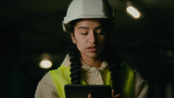 Young Arabian Woman Technician Inspector Engineer Developer Wears Protecting Helmet — Vídeos de Stock