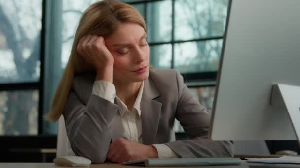疲れ睡眠怠惰昼寝ビジネス女性退屈オフィスで仕事とコンピュータ過労疲れ病気女性労働者いくつかの残りの部分で職場睡眠疲労書き込みマネージャでテーブル — ストック動画