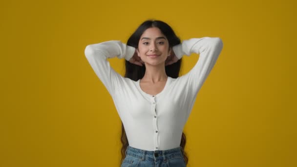Etnikai Indiai Lány Modell Hosszú Haj Gyönyörű Frizura Stúdió Sárga — Stock videók