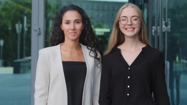 責任ある同僚若い女性管理者 屋外をポーズ公式服の銀行の従業員 2つの現代的な自信のある独立したビジネス女性 専門家の指導者 役員のコーチの肖像 — ストック動画