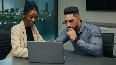 African American businesswoman leader expert mentor business coach help Arabian Indian man worker businessman with online mistake work with laptop manager shock wonder failure insight with computer