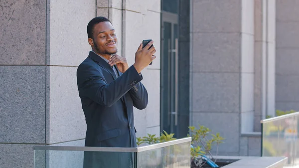 African American Office Worker Standing Balcony Speaking Colleagues Smartphone Video — Stok fotoğraf