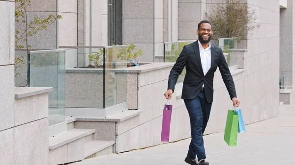 Счастливая Африканская Этническая Принадлежность Американский Этнический Бородатый Бизнесмен Ходить Возле — стоковое фото