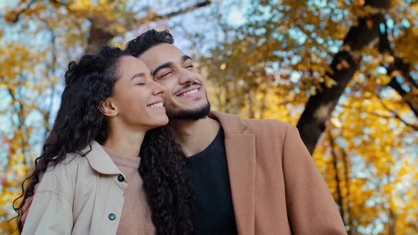 在秋天的公园里 多种族的已婚夫妇快乐地笑着 白种人女人与西班牙男人在户外约会 男友和女朋友一起遥望远方 享受户外约会 — 图库照片