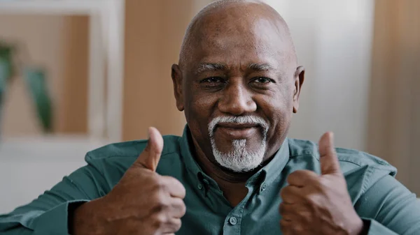 Портрет Счастливого Пожилого Африканца Американца Улыбающегося Старику Кладущего Два Больших — стоковое фото
