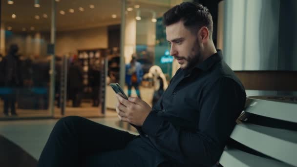 驚くべきビジネスマンのパニック原因アジアの男性のビジネスの所有者の勝者は スマートフォンの画面を見て勝つオンラインベット幸せな男性の顧客が銀行アプリでお金を受け取る携帯電話を使用すると言うすごい興奮反応 — ストック動画