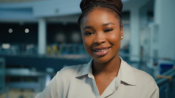 Close Kvindelige Business Portræt Kontoret Headshot Portræt Afrikansk Amerikansk Smilende – Stock-video