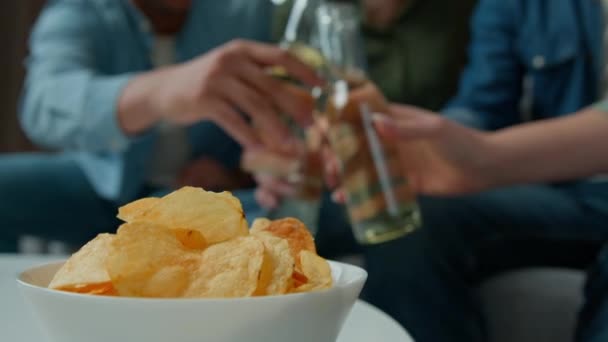 Close Plate Chips Snacks Table Young People Men Women Friends — Stockvideo
