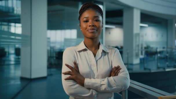 アフリカ系アメリカ人の30代は オフィスで自信を持って強いビジネスウーマンを成功させました 女性企業労働者フェミニズム女性リーダー多人種間企業Ceo交差腕カメラを見て — ストック動画