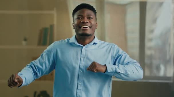 Kontor Arbejdstager Dans Medarbejder Forretningsmand Glad Følelsesmæssig Afrikansk Amerikansk Mand – Stock-video
