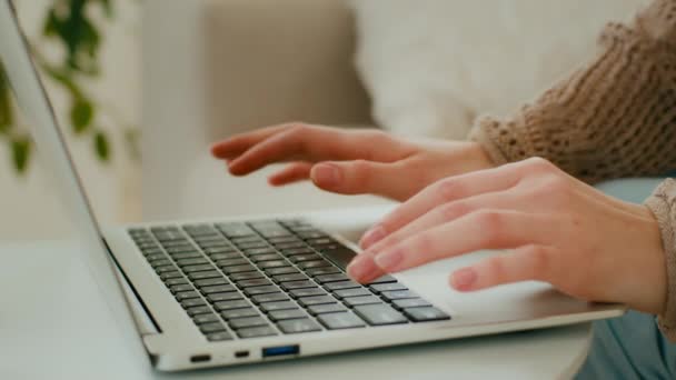 用笔记本电脑上的打字把无法辨认的女商业女专业用户的手绑起来 与计算机键盘一起工作的不知名女孩坐在家里的办公室里在线聊天 — 图库视频影像
