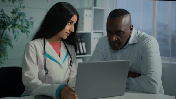 Medical Health Checkup Computer Young Woman Doctor Use Laptop Talk — Vídeo de stock