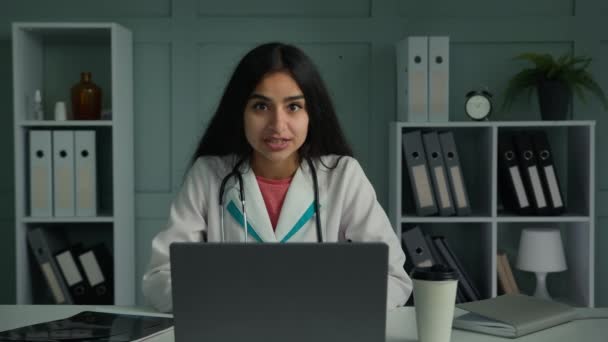 年轻的专业医生女从业人员在网上谈论网络摄像头会议电脑咨询远程病人在线医疗咨询使用现代应用远程会话电信 — 图库视频影像