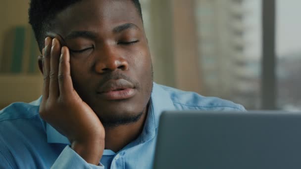 眠い過労したアフリカ系アメリカ人の男性社員マネージャービジネスマンはオフィスの机で眠りに落ちる昼寝疲れきった男は仕事の後に目を閉じて疲労不足睡眠を感じて休息 — ストック動画