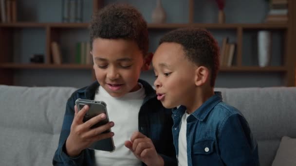 Sjove Små Etniske Afrikanske Amerikanske Børn Børn Søskende Brødre Drenge – Stock-video