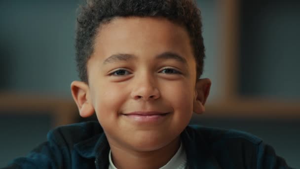 Tæt Portræt Derhjemme Lille Afrikansk Amerikansk Skole Dreng Etnisk Søn – Stock-video