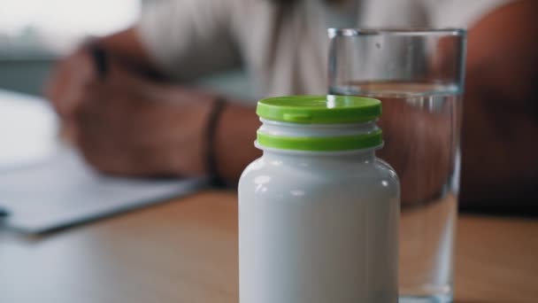 Close Narkotika Piller Flaske Med Smertestillende Kosttilskud Calcium Protein Vitaminer – Stock-video