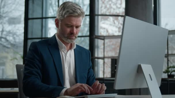 Serious Concentrated Mature Man Working Office Typing Computer Caucasian Experienced — Wideo stockowe