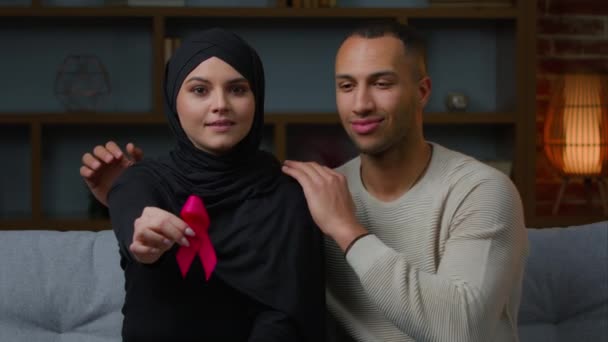 Multiracial Family Muslim Woman African American Man Sit Sofa Indoors — Vídeo de stock
