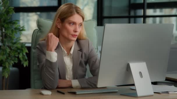 深刻な疲れビジネス女性白人中年の大人の女性は 会社のオフィスでビジネスプロジェクトで過労デスクワークタイピングコンピュータに座って女性エグゼクティブマネージャーに焦点を当て — ストック動画