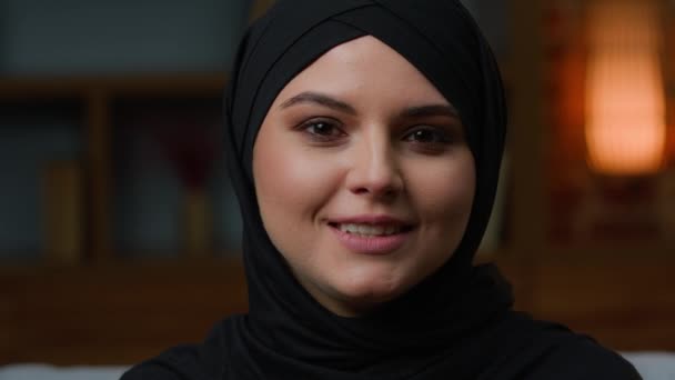 閉じる女性の肖像画イスラム教徒のイスラム教徒の女性は カメラアラビア語の多民族の女の子と話すフレンドリーな屋内ビジネス女性でスカーフ伝統的なヒジャーブイスラム文化宗教 — ストック動画
