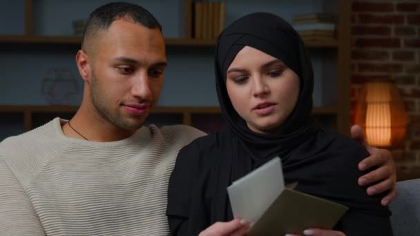 Serious African Latina Man Husband Arabian Muslim Woman Wife Opening — Vídeo de Stock
