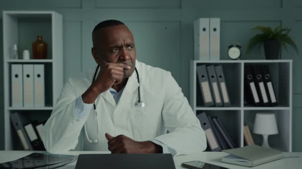 Спантеличений Віці Лікар Афроамериканський Чоловік Думає План Використання Ноутбука Бере — стокове відео
