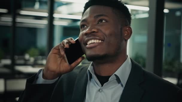 Африканский Американский Бизнесмен Говорить Телефону Связи Клиентом Чата Интернете Смартфоне — стоковое видео