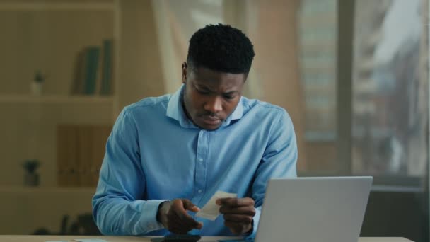 Молодий Африканський Американський Бізнесмен Працівник Чоловічої Статі Підраховує Доходи Рахунків — стокове відео
