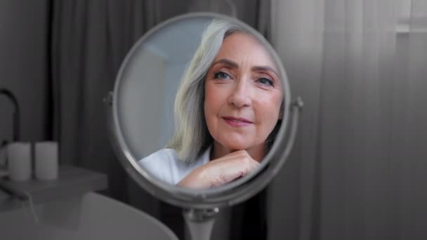 Mirror Reflection Female Wrinkled Smiling Face Old Caucasian Woman Senior — Αρχείο Βίντεο
