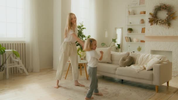Two Dancers Caucasian Family Disco Home Living Room Householders Mother — Stockvideo