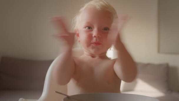 Kaukasiske Barn Barn Spædbarn Alder Nyfødt Sund Baby Sidde Derhjemme – Stock-video