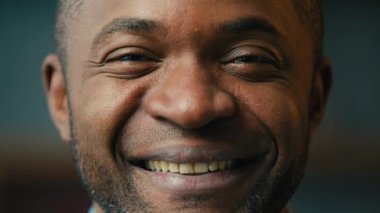 Close-up male contented face smiling mature african american man looking camera with satisfied expression advertise cosmetic skincare service dental clinic services ophthalmic eye surgical procedure