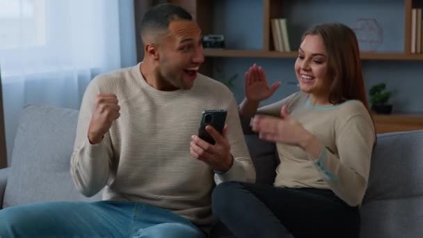 Multiracial Couple African American Man Hispanic Woman Win Game Mobile — Stok video