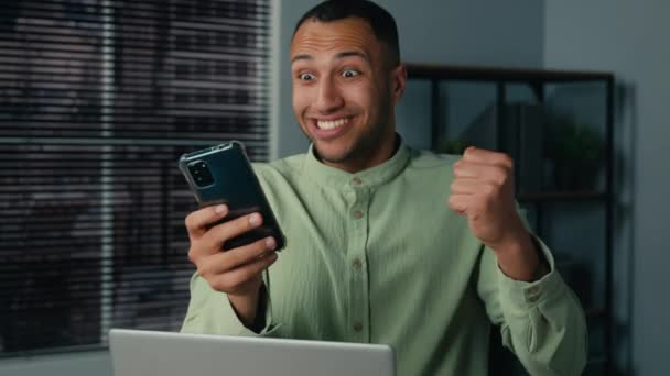 Excited African American Businessman Receiving Email Reading Good News Mobile — Vídeo de Stock